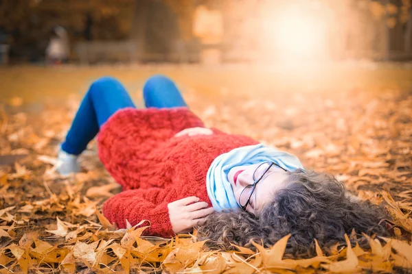 Frau im Herbst — Stockfoto