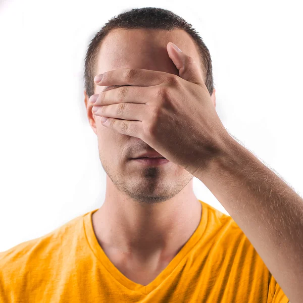 Hombre cubriendo sus ojos — Foto de Stock