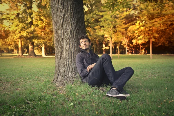 Relaxing under a tree — Stock Photo, Image