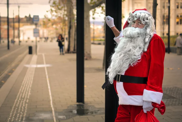 Santa Claus esperando el autobús —  Fotos de Stock