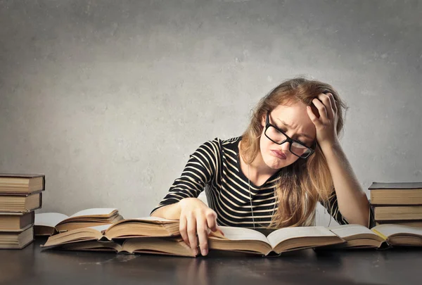 Meisjes benadrukt met haar examens — Stockfoto