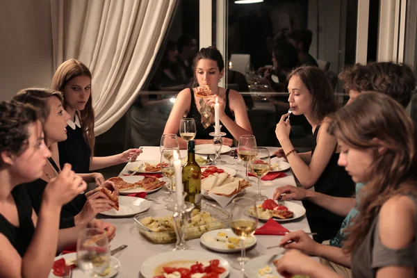 Jantar para amigos — Fotografia de Stock