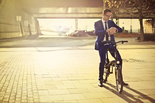 Mit dem Fahrrad zur Arbeit — Stockfoto