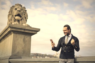 Başarının gülümsemesi