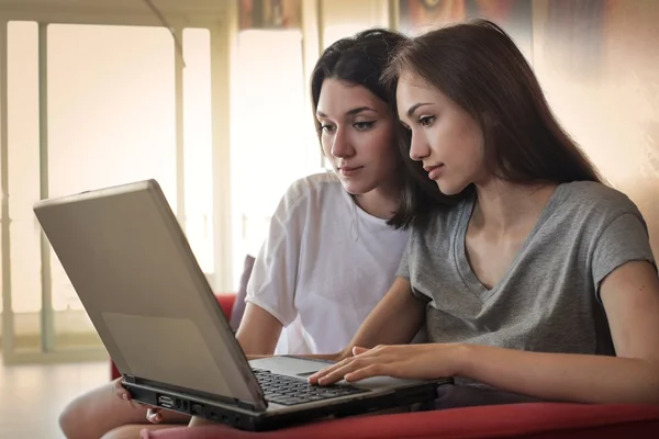 Vänner och arbete — Stockfoto