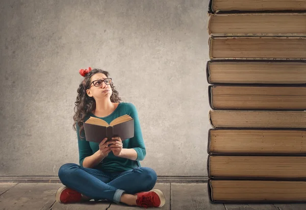 Zu viele Bücher — Stockfoto