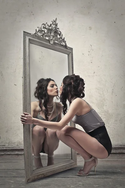 Ladyy 在镜子里 — 图库照片