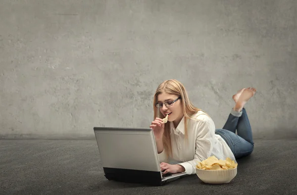 A Girl on Netflix — Stock Photo, Image