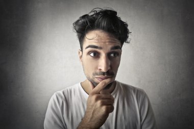 Adam dalgın bir ruh hali içinde