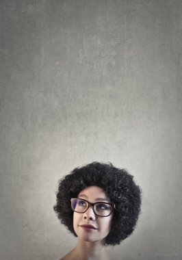 kıvırcık saçlı kız