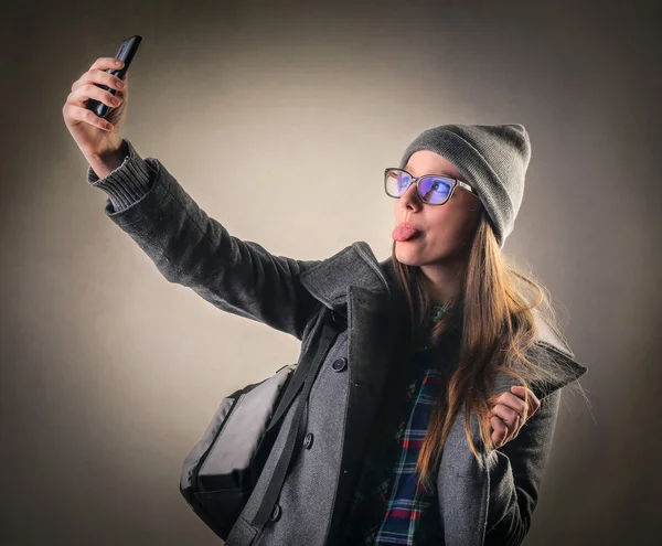 Facendo un selfie divertente — Foto Stock