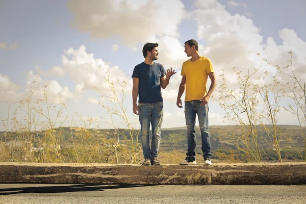 Twee mannen samen chatten — Stockfoto