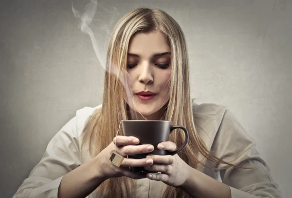 Einen heißen Tee trinken — Stockfoto