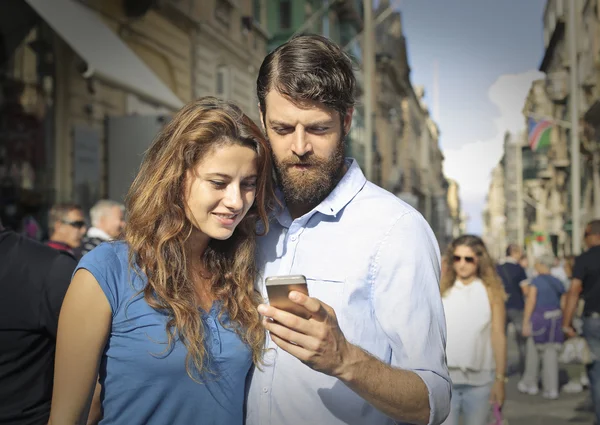 Cuplu de verificare pe smartphone — Fotografie, imagine de stoc