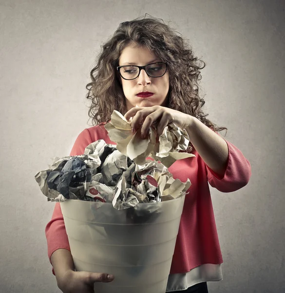 Throwing paper away — Stock Photo, Image