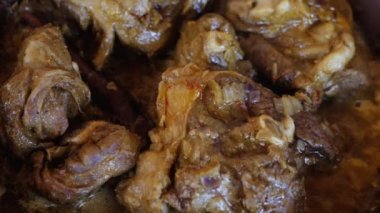 Kuzu eti, koyun eti, soğanlı koyun eti, Fas tavernasında yavaş pişirilmiş, tagine. Geleneksel Fas yemekleri.