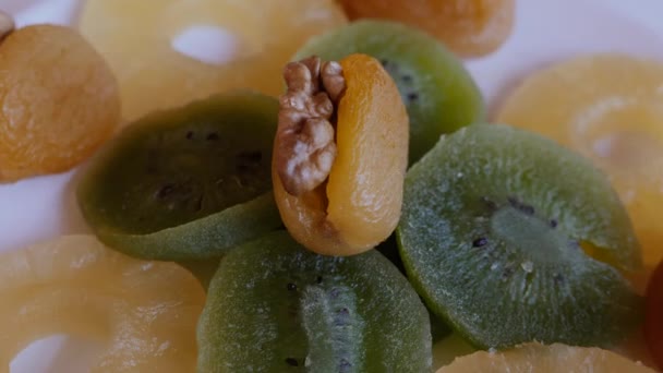 Γλυκά Καραμελωμένα Ξηρά Φρούτα Βερίκοκο Καρύδι Ακτινίδιο Ανανά Πολύχρωμο Φόντο — Αρχείο Βίντεο