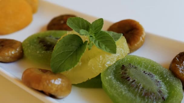 Fruits Secs Caramélisés Doux Figue Kiwi Ananas Fond Alimentaire Coloré — Video