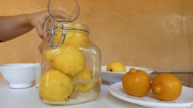 Doğal limonlarla, deniz tuzu ve suyla, geleneksel yolla Fas limonlarını korumak. Fas 'ın gurme spesiyalitesi Boussera. Probiyotik ve prebiyotik gıdalar, sağlıklı bir bağırsak için iyi bakteri açısından zengin..
