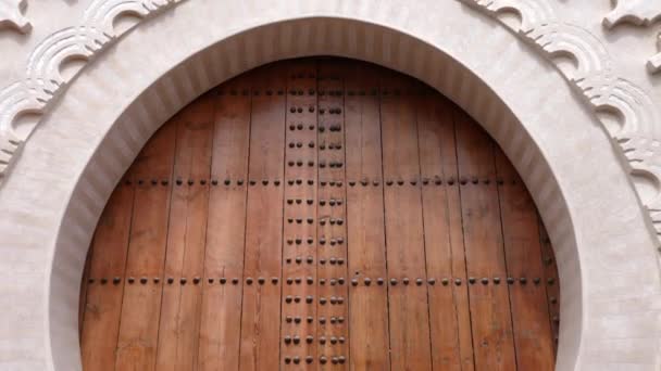 Detaljert Lukking Marokkansk Tredør Med Tradisjonelle Gipsutskjæringer Marokkansk Maurisk Arkitektur – stockvideo