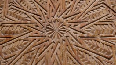 Geleneksel ahşap oymalı, ahşap kapı detayı olan bir Fas 'lı. Fas İslami, Fas mimari tasarımı. Kamera yakınlaştırılıyor.