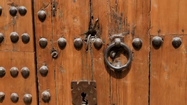 Antiguo Detalle Marroquí Puerta Madera Con Llamador Anillo Arquitectura Tradicional — Vídeo de stock