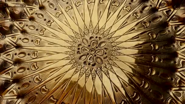 Absztrakt Közelkép Egy Sárgaréz Tányérról Vésett Virágos Iszlám Geometriai Mintával — Stock videók
