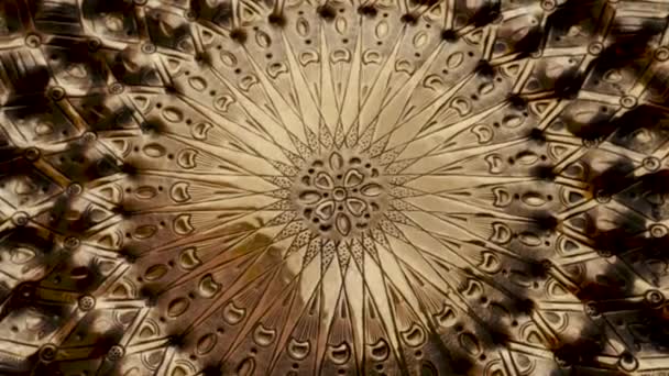 Penutupan Abstrak Dari Piring Kuningan Dengan Ukiran Bunga Pola Geometri — Stok Video