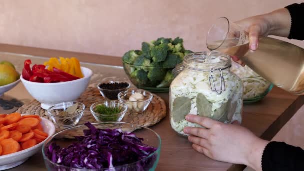 Ein Glas Mit Kohl Füllen Wasser Mit Apfelessig Hinzufügen Fermentieren — Stockvideo