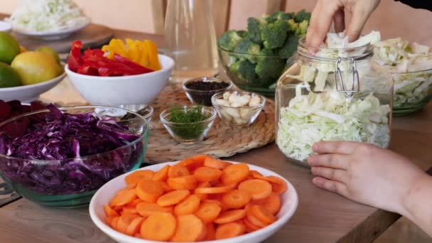 Filling Jar Cabbage Adding Black Pepper Fermenting Preserving Cabbage Probiotic — Stock videók