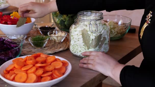 Ein Glas Mit Kohl Füllen Und Lorbeerblätter Hinzufügen Fermentieren Kohl — Stockvideo