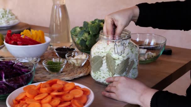 Kavanozu Lahanayla Doldurmak Aroması Için Sarımsak Karabiber Eklemek Mayalama Lahana — Stok video