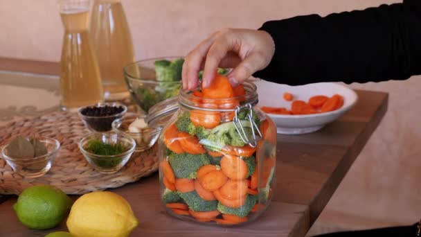 Filling Jar Carrots Broccoli Adding Water Apple Cider Vinegar Fermenting — Stock videók