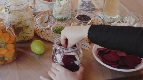 Fermentáló Tartósító Káposzta Cékla Cékla Káposztát Öntök Egy Üvegbe Probiotikus — Stock videók