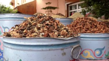 Marakeş, Fas 'ta bir sokak pazarında geleneksel Fas bitkisel çayı karışımı. Çay, otlar, baharatlar ve kökler karışımı..