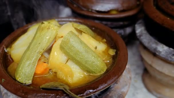 Tagine Tradicional Tajine Com Legumes Restaurante Rua Medina Marrakech Marrocos — Vídeo de Stock