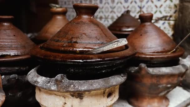 摩洛哥马拉喀什麦地那一家有传统标签 Tajine 烹调的户外街头餐馆 — 图库视频影像