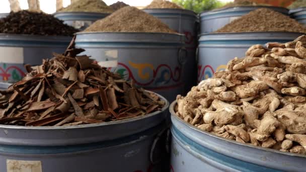 Marocký trh s bylinkami a kořením v Marrákeši v Maroku. Skořice, sušený zázvor a další koření v tradičním bazaru.
