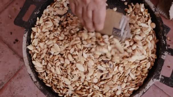 Les Grains Argan Sont Traditionnellement Rôtis Dans Une Poêle Avant — Video