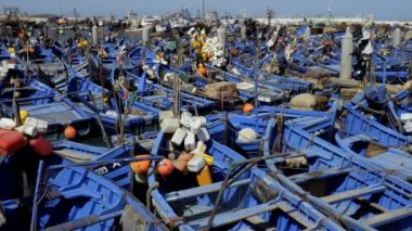 Essaouira limanında eski, ahşap, mavi balıkçı tekneleri suda sallanıyor. Balıkçılık endüstrisi. Turizm, Fas 'ta seyahat beldesi.