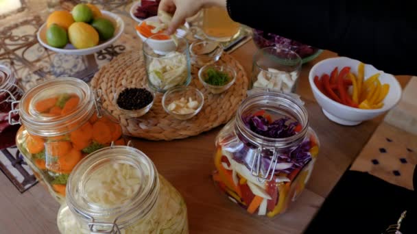 Fermentieren Verschiedene Gemüsesorten Haltbar Machen Fenchel Hinzufügen Probiotische Und Präbiotische — Stockvideo