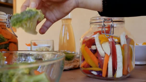 様々な野菜を保存 瓶にブロッコリーを追加します プロバイオティクスとプレバイオティクス食品 健康な腸のための良い細菌が豊富 — ストック動画