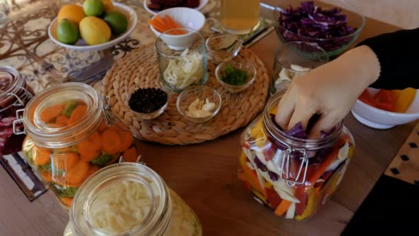 Fermentieren Verschiedene Gemüsesorten Einlegen Rotkohl Und Lorbeerblatt Ins Glas Geben — Stockvideo