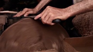 Bıçağı öğütme taşıyla keskinleştirmenin eski moda yolu. Marakeş, Fas Medine 'de el işi..