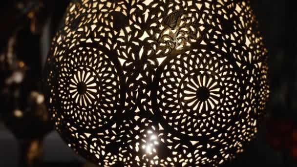 Een Verlichte Marokkaanse Arabische Koperen Lamp Met Ingewikkeld Bloemmotief Concept — Stockvideo