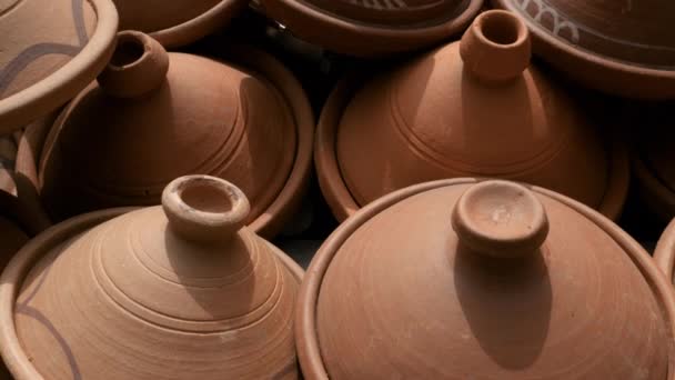 一堆正宗的摩洛哥褐色粘土 陶瓷标签 Tajine 传统的慢煮炖锅 摩洛哥 北非文化 — 图库视频影像