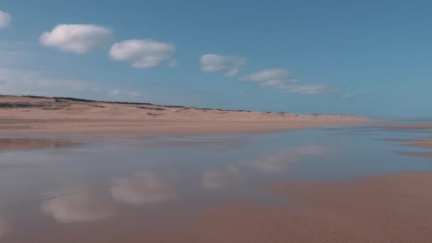 Leeg Strand Met Zandduinen Wolken Reflecties Essaouira Ontspannende Rustige Natuur — Stockvideo