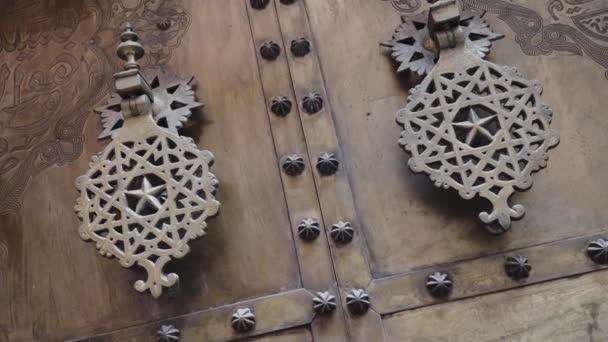 Besi Kuningan Pintu Knocker Dan Kunci Desain Geometri Tradisional Islam — Stok Video