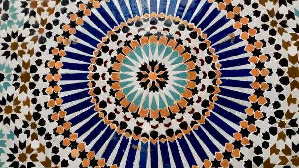 在摩洛哥马拉喀什的一个公共喷泉中 传统伊斯兰几何设计中多彩的Zellige图案 用靛蓝 藏红花 科尔等天然色素制成 相机运动变焦了 — 图库视频影像