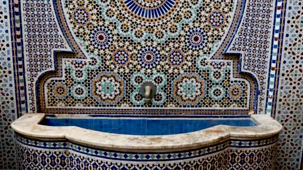 摩洛哥马拉喀什的传统喷泉 五彩斑斓的星形马赛克 传统伊斯兰几何图案 用蓝色 藏红花 科尔等自然色彩制成 相机向上移动 — 图库视频影像